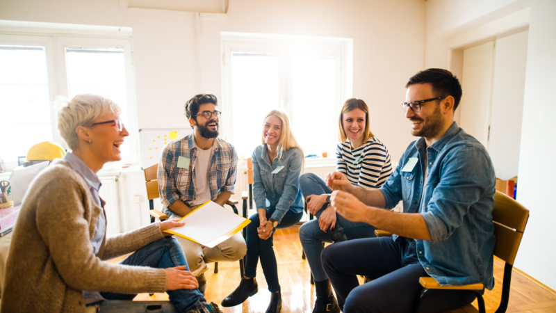 Leerkrachten volgen een workshop